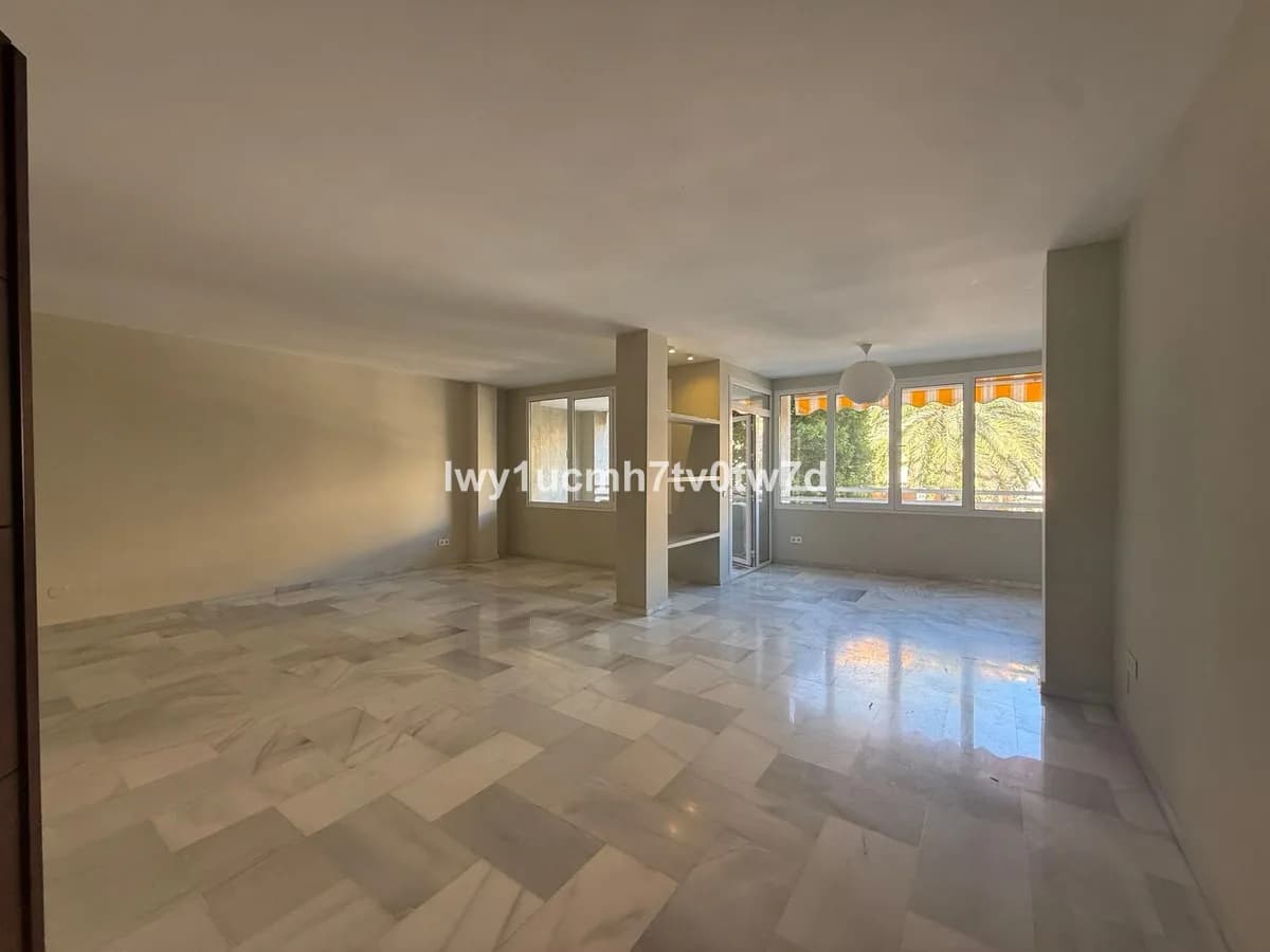 5 Bedroom Middle Floor Apartment for Sale in Limonar, Málaga - Image 2