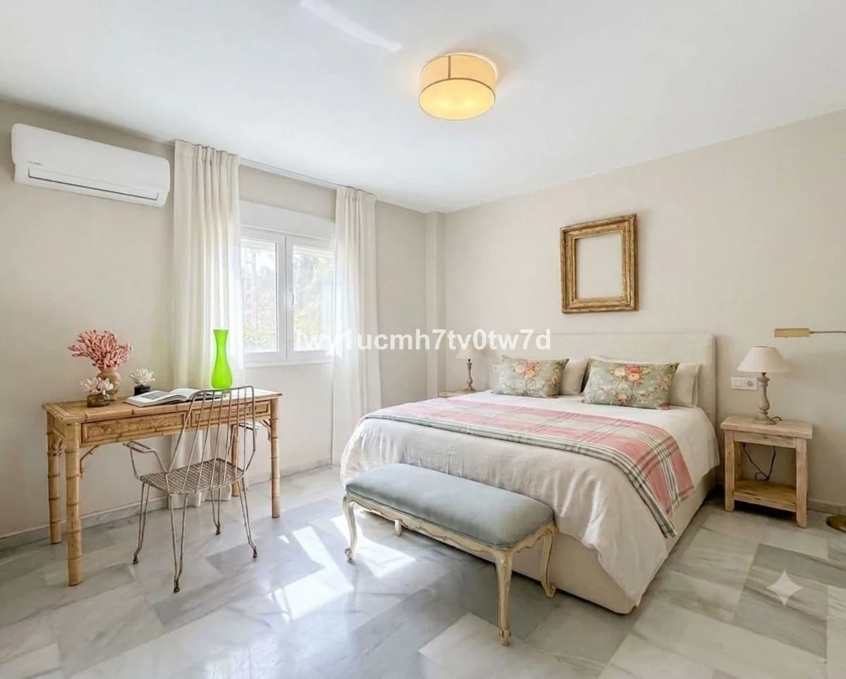 5 Bedroom Middle Floor Apartment for Sale in Limonar, Málaga - Image 4