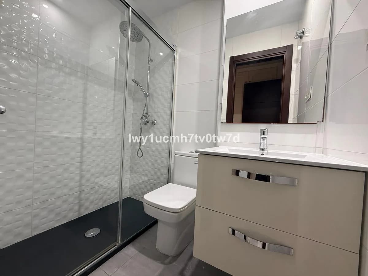 5 Bedroom Middle Floor Apartment for Sale in Limonar, Málaga - Image 9