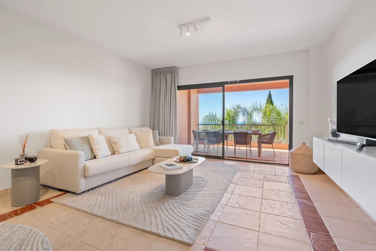 2 Bedroom Middle Floor Apartment for Sale in Benahavís, Málaga - Image 4