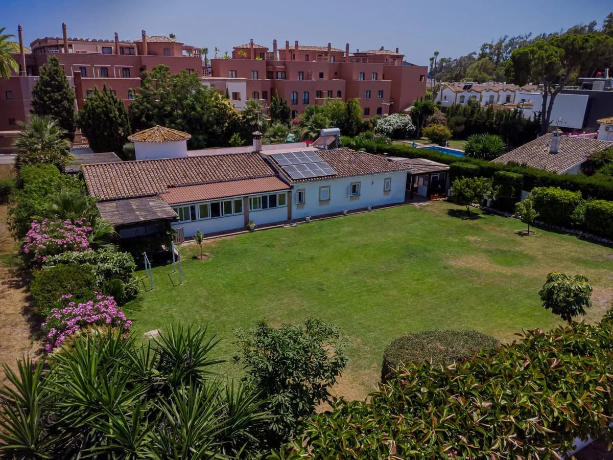 4 Bedroom Detached Villa for Sale in San Pedro de Alcántara, Málaga - Image 2