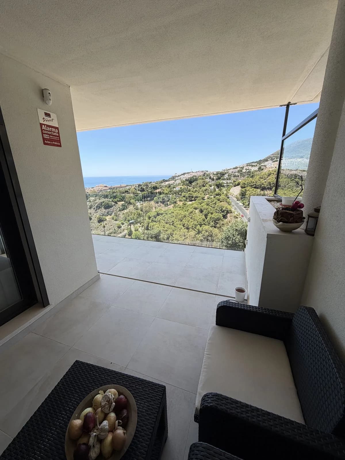 2 Bedroom Middle Floor Apartment for Sale in Benalmadena, Málaga - Image 2