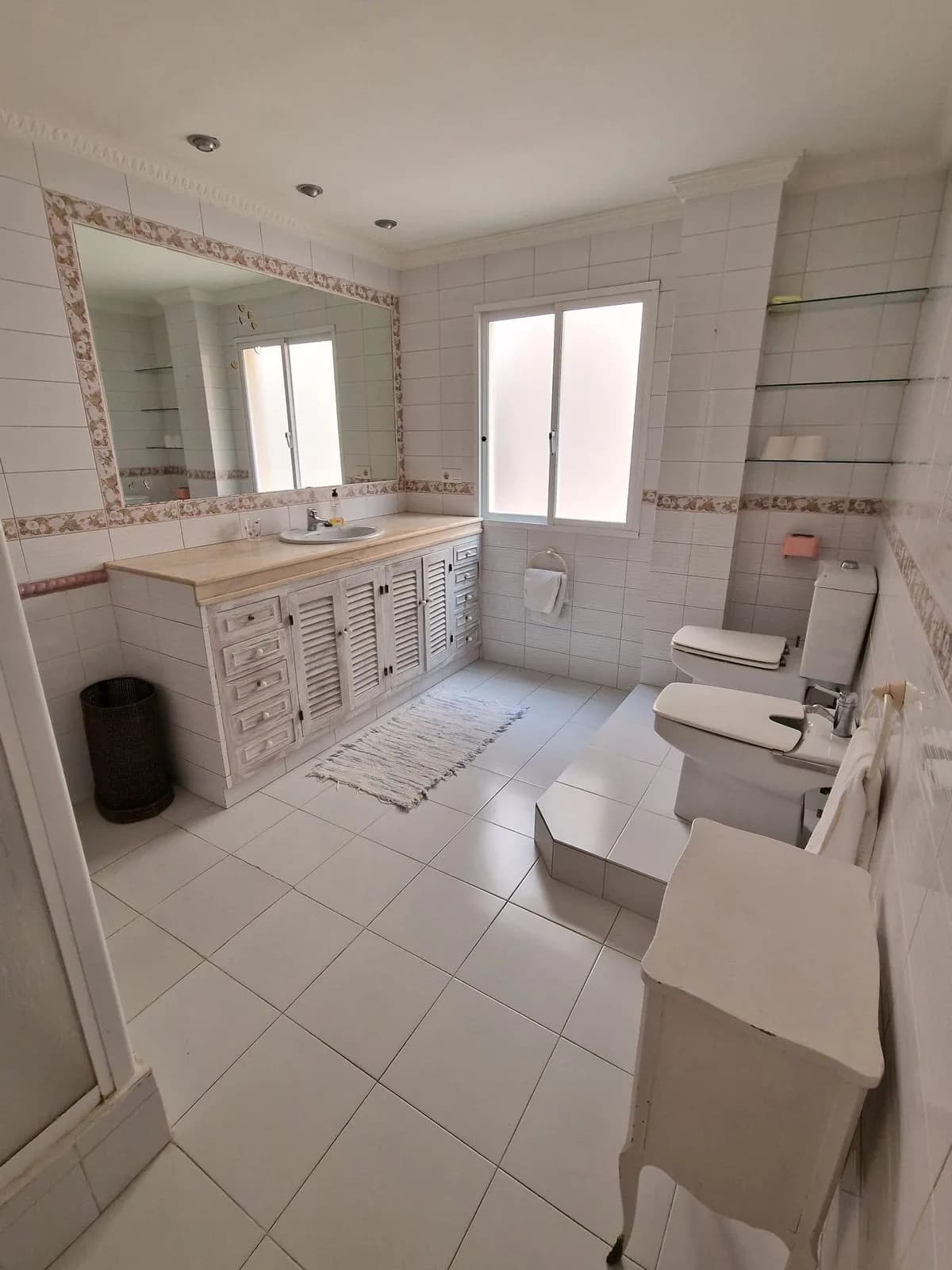 1 Bedroom Middle Floor Apartment for Sale in Estepona, Málaga - Image 7