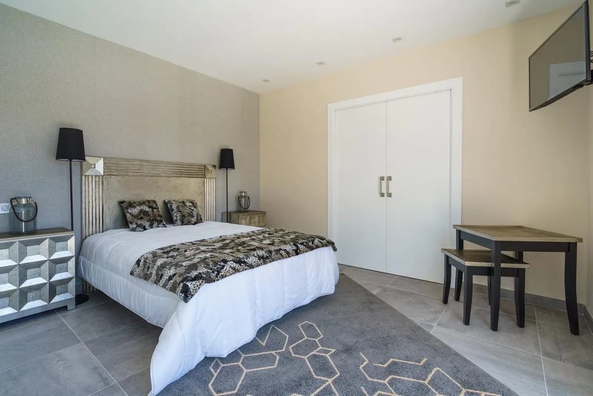 6 Bedroom Detached Villa for Sale in Nueva Andalucía, Málaga - Image 4