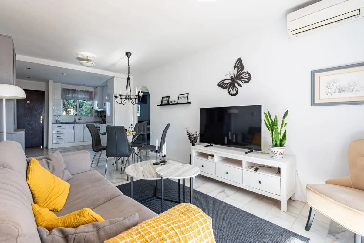 2 Bedroom Middle Floor Apartment for Sale in Riviera del Sol, Málaga - Image 4