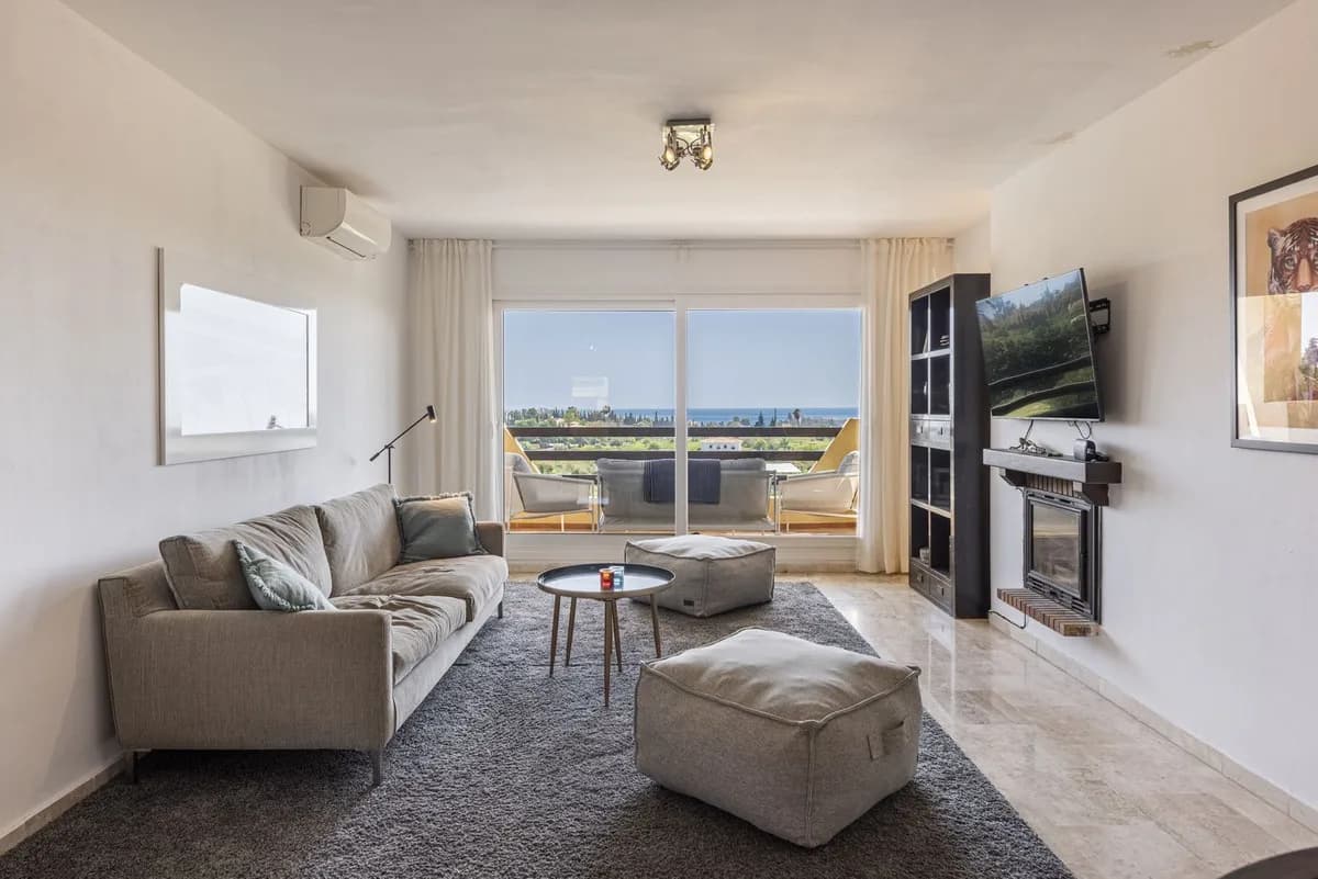 2 Bedroom Top Floor Apartment for Sale in Selwo, Málaga - Image 3