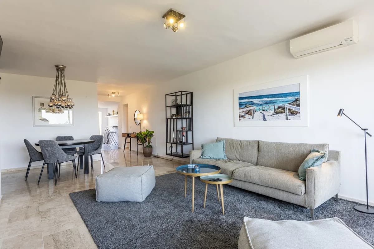 2 Bedroom Top Floor Apartment for Sale in Selwo, Málaga - Image 7