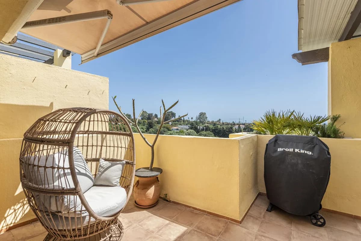 2 Bedroom Top Floor Apartment for Sale in Selwo, Málaga - Image 9
