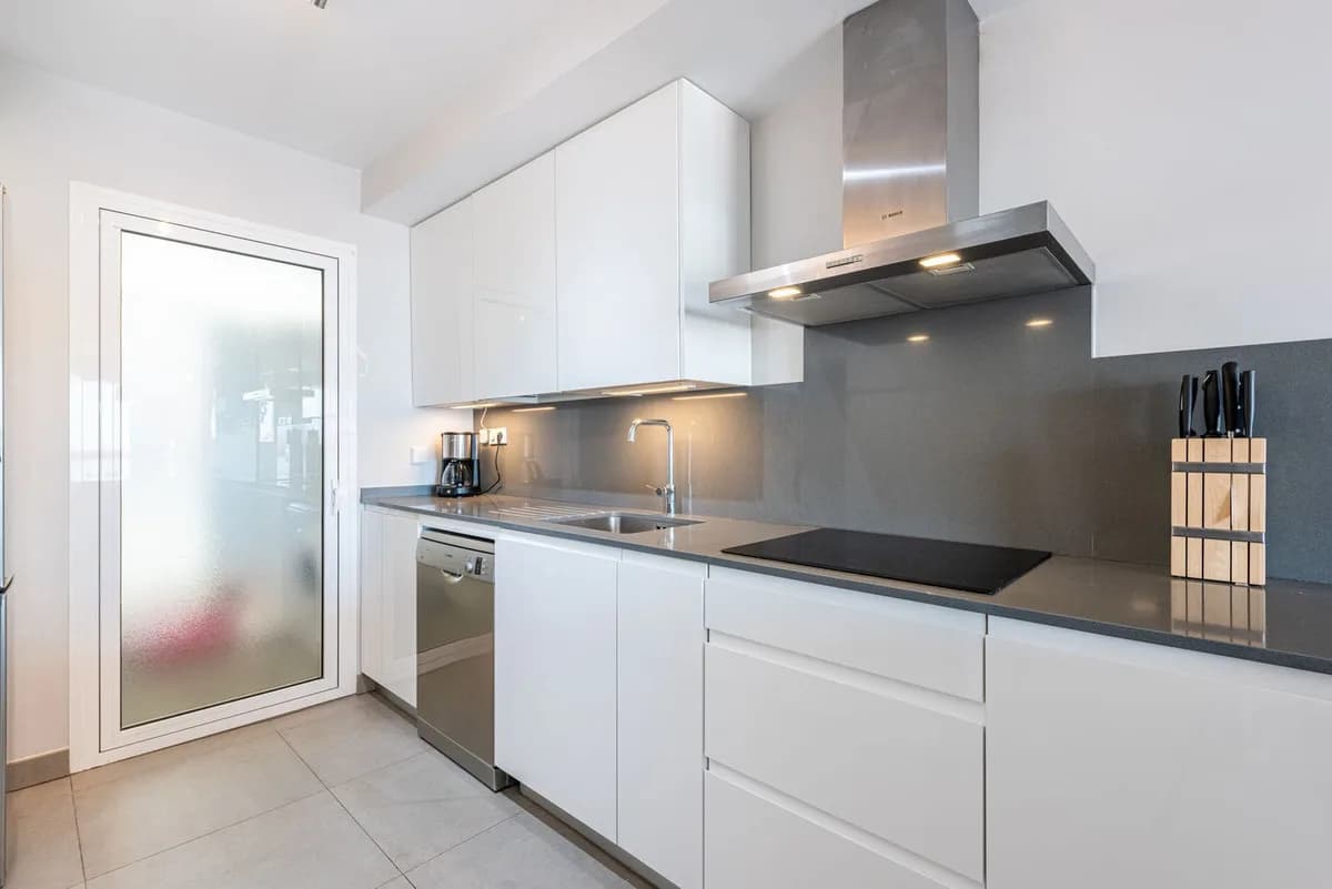 3 Bedroom Ground Floor Apartment for Sale in Fuengirola, Málaga - Image 4
