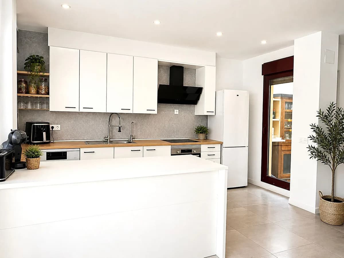5 Bedroom Detached Villa for Sale in Selwo, Málaga - Image 4
