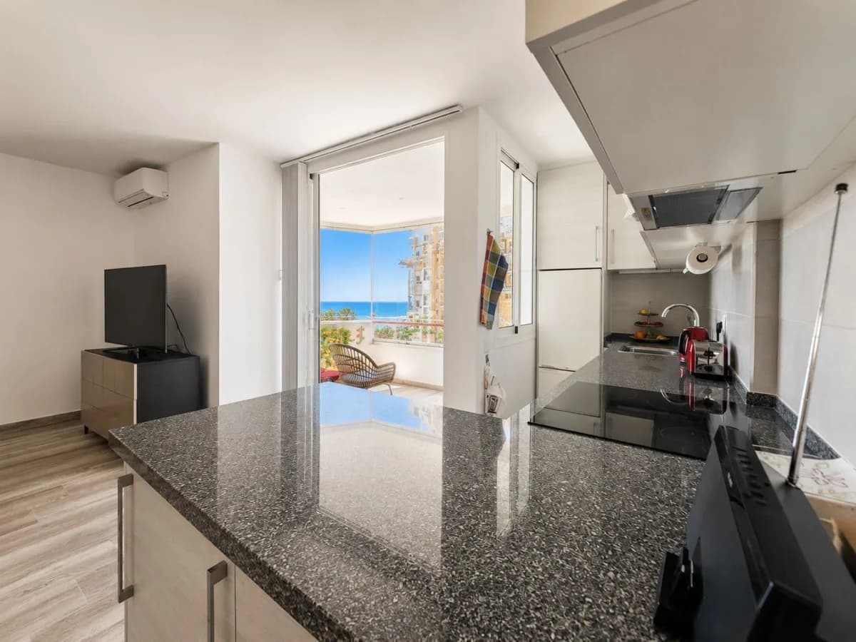 1 Bedroom Middle Floor Apartment for Sale in Fuengirola, Málaga - Image 4