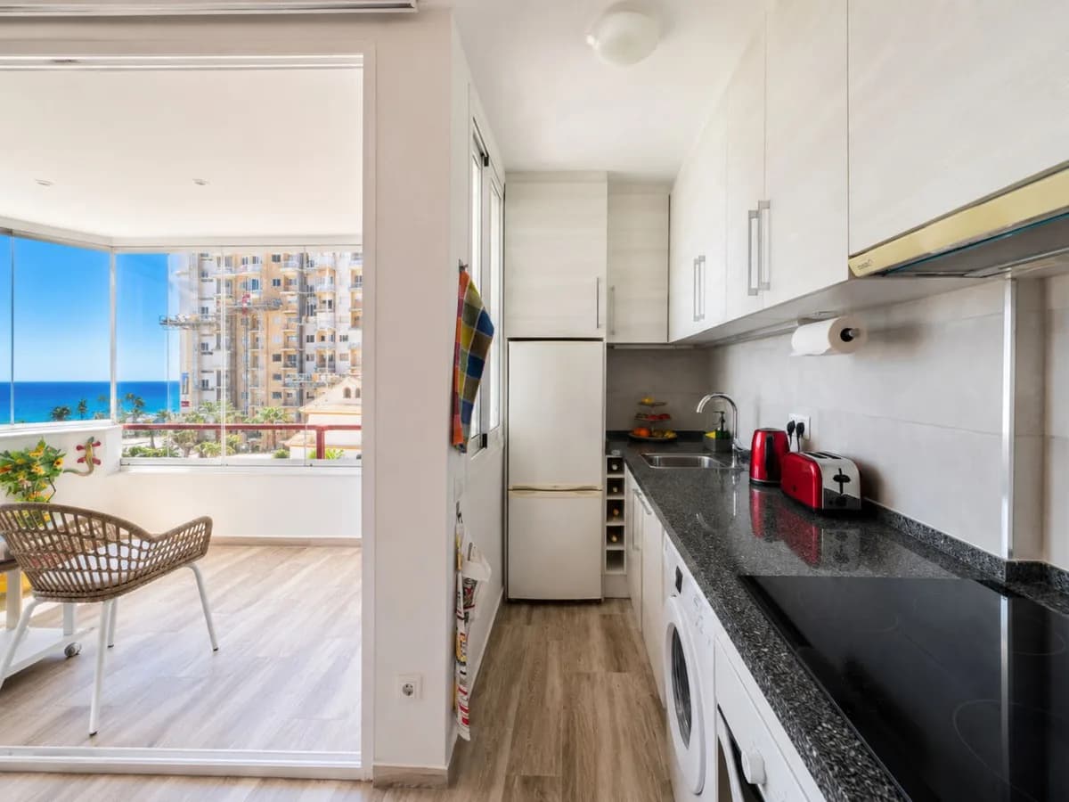 1 Bedroom Middle Floor Apartment for Sale in Fuengirola, Málaga - Image 5