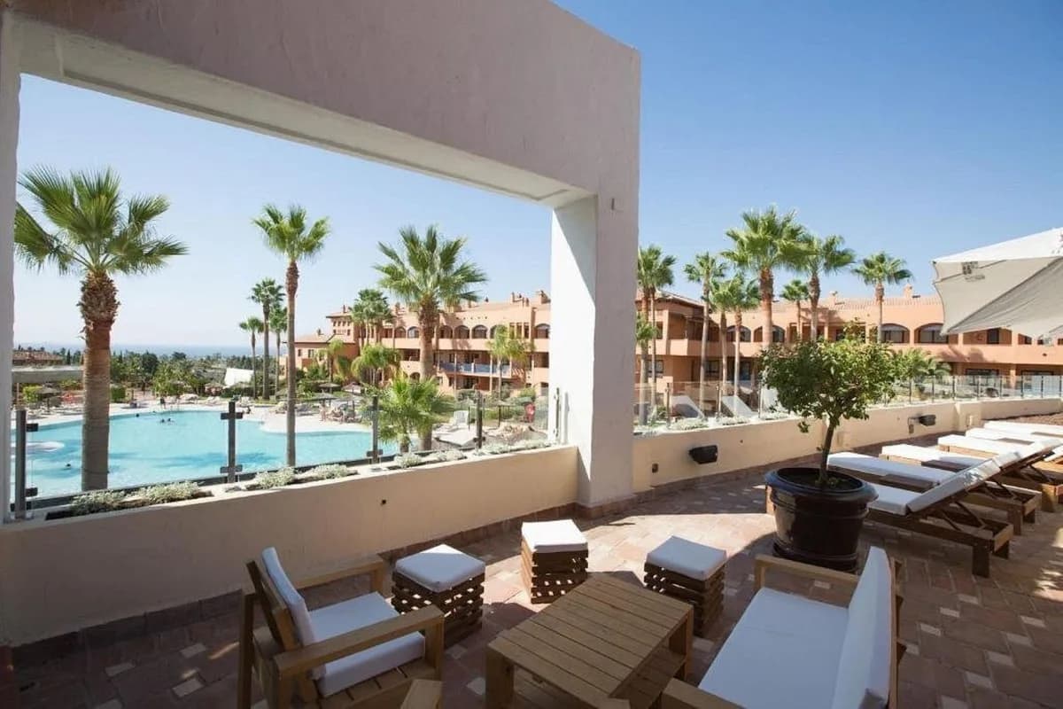 1 Bedroom Middle Floor Apartment for Sale in Benahavís, Málaga