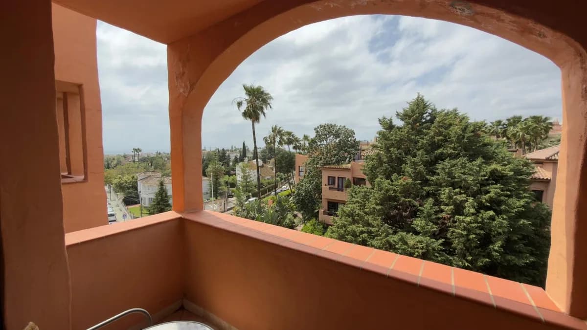 1 Bedroom Middle Floor Apartment for Sale in Benahavís, Málaga - Image 5