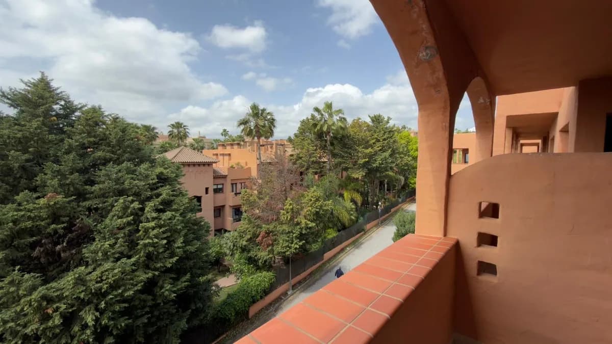 1 Bedroom Middle Floor Apartment for Sale in Benahavís, Málaga - Image 7