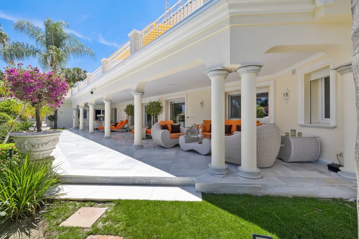 6 Bedroom Detached Villa for Sale in Nueva Andalucía, Málaga