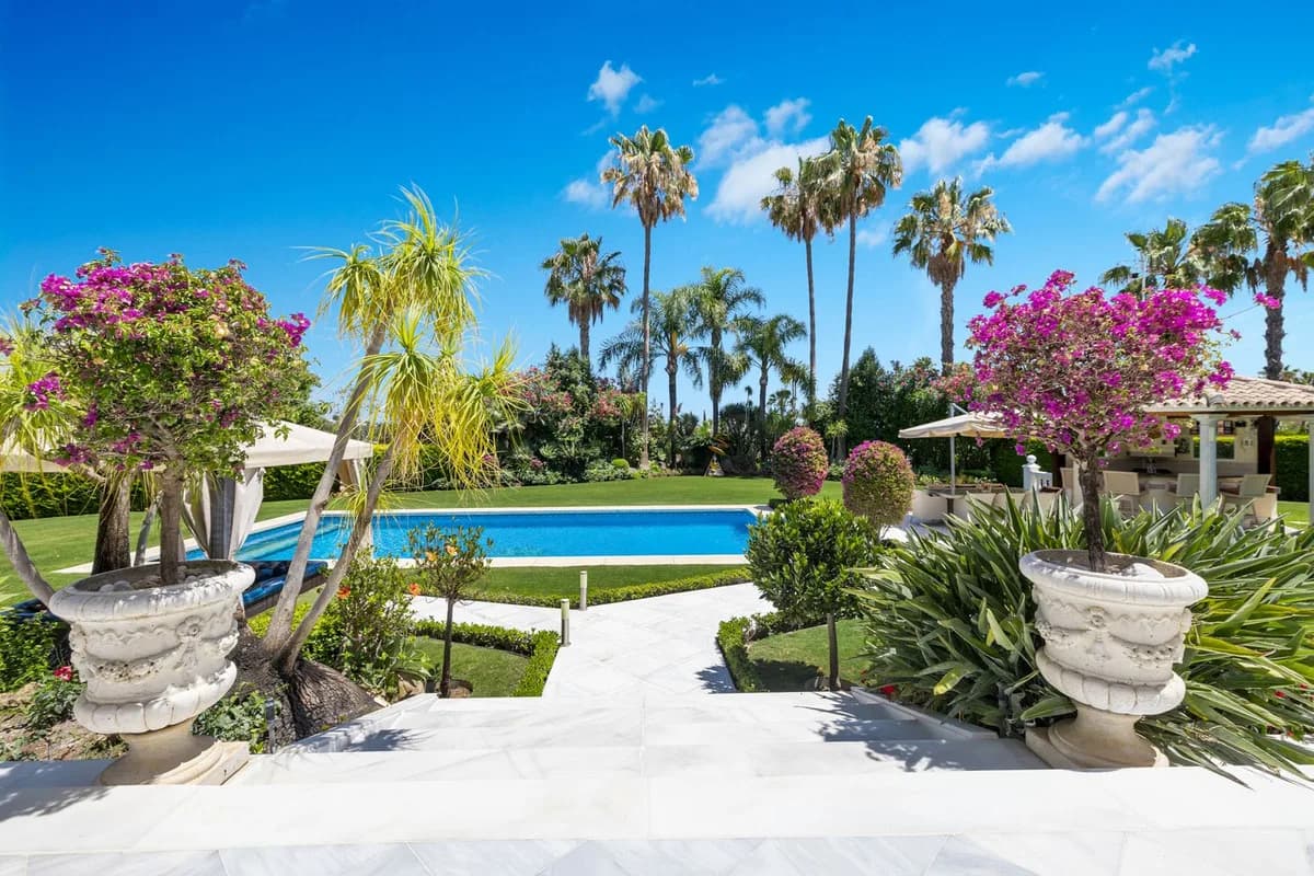 6 Bedroom Detached Villa for Sale in Nueva Andalucía, Málaga - Image 2