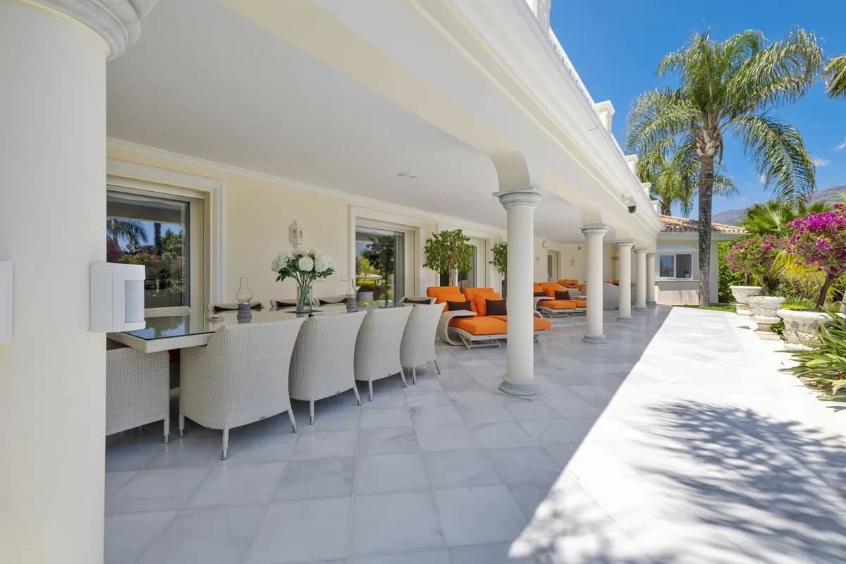 6 Bedroom Detached Villa for Sale in Nueva Andalucía, Málaga - Image 3