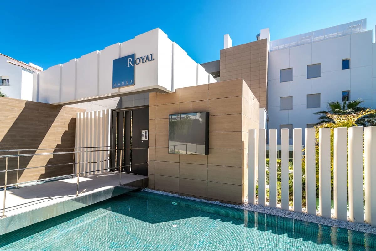 3 Bedroom Ground Floor Apartment for Sale in Puerto Banús, Málaga - Image 2