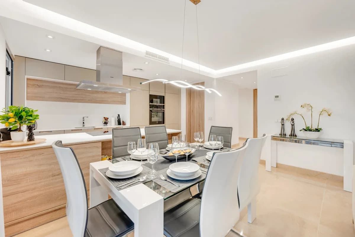 3 Bedroom Ground Floor Apartment for Sale in Puerto Banús, Málaga - Image 7