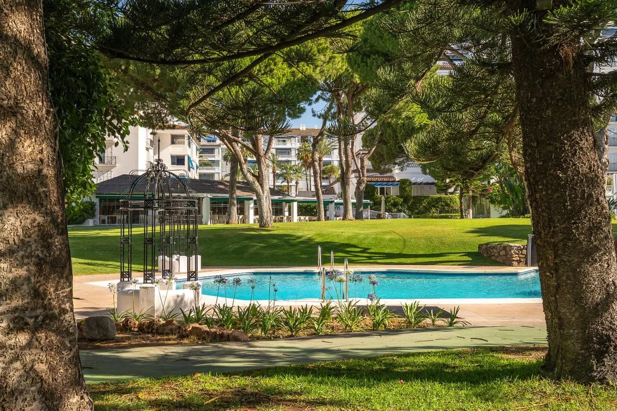 2 Bedroom Middle Floor Apartment for Sale in Puerto Banús, Málaga - Image 2