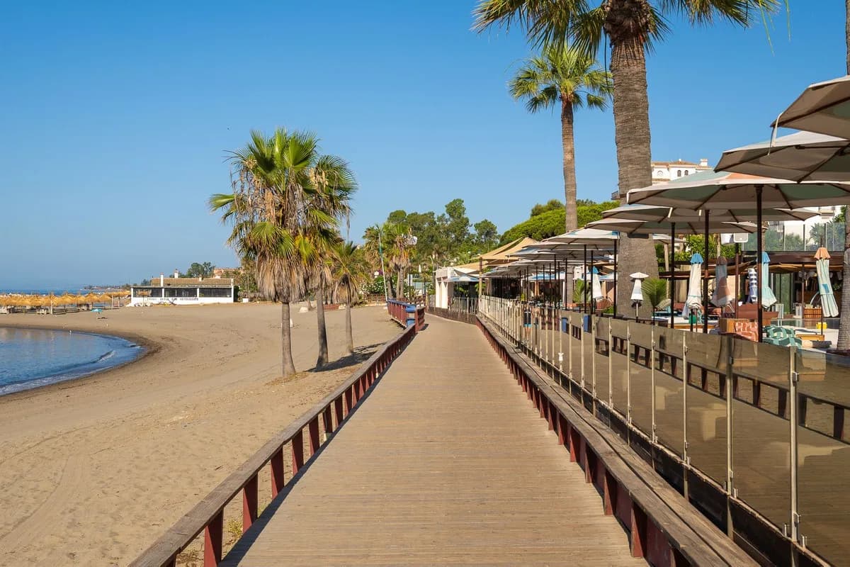2 Bedroom Middle Floor Apartment for Sale in Puerto Banús, Málaga - Image 4
