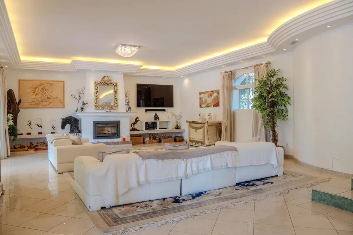 6 Bedroom Detached Villa for Sale in Benahavís, Málaga - Image 3