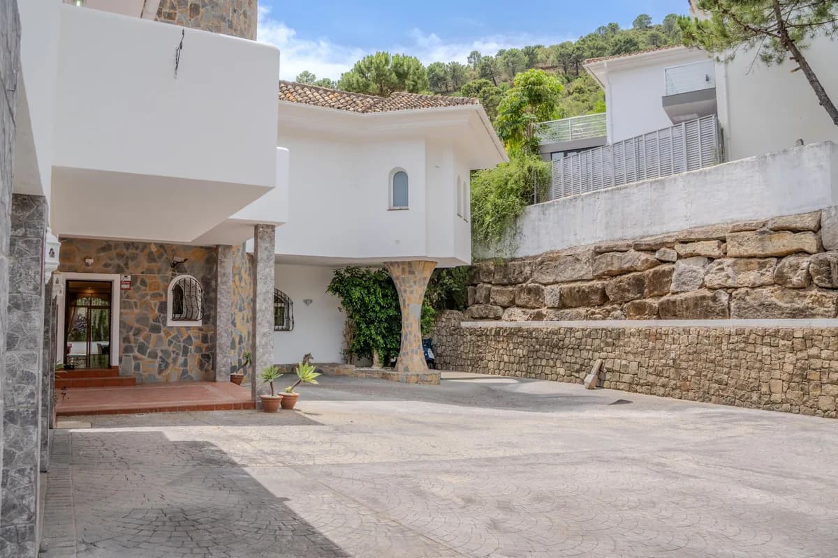 6 Bedroom Detached Villa for Sale in Benahavís, Málaga - Image 8