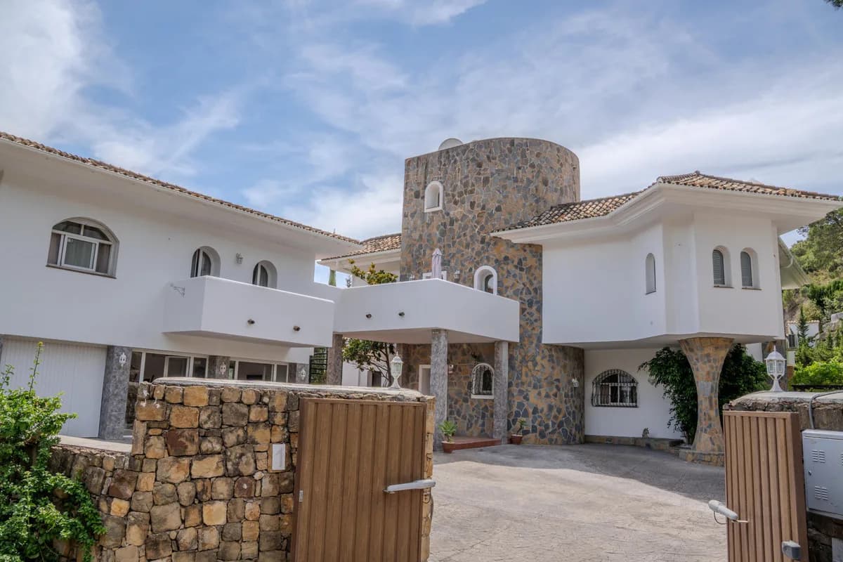 6 Bedroom Detached Villa for Sale in Benahavís, Málaga - Image 9