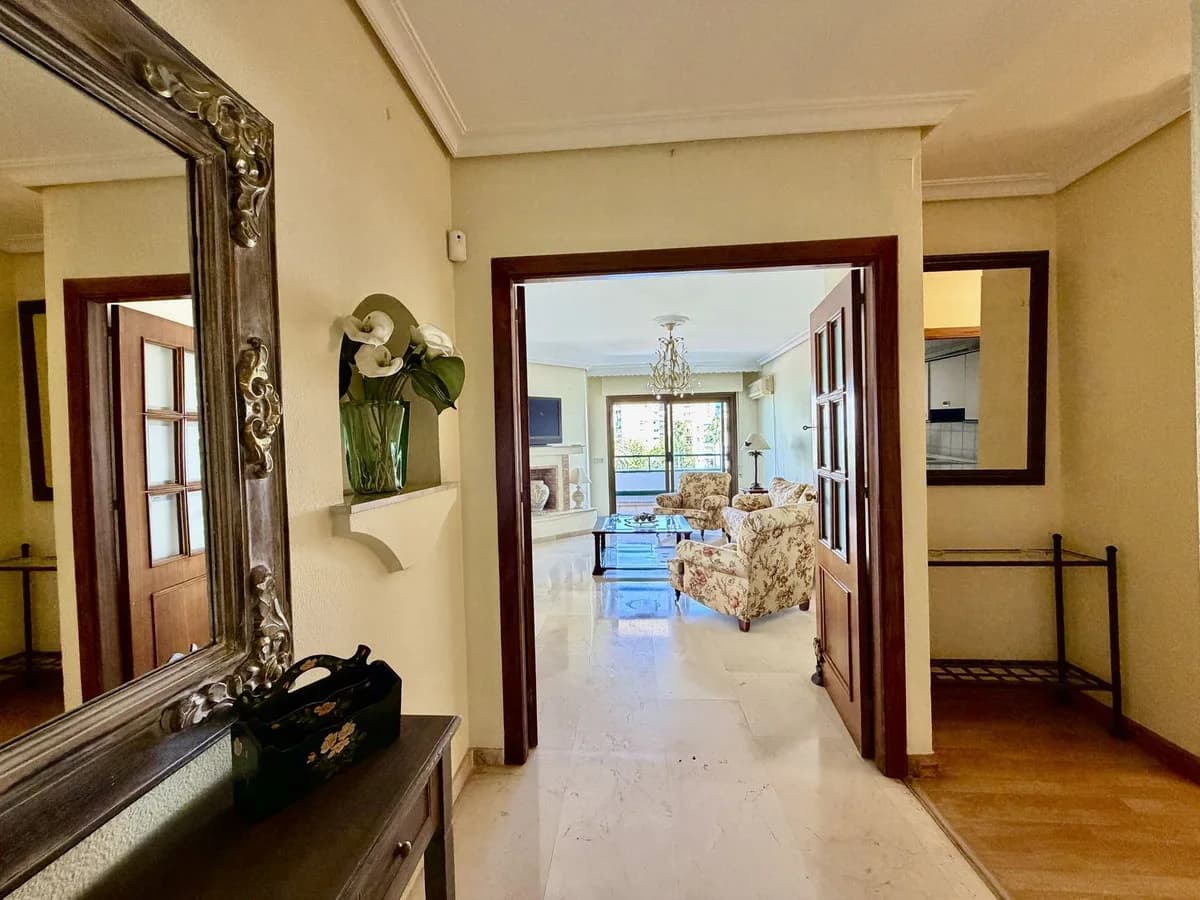 4 Bedroom Middle Floor Apartment for Sale in San Pedro de Alcántara, Málaga - Image 9