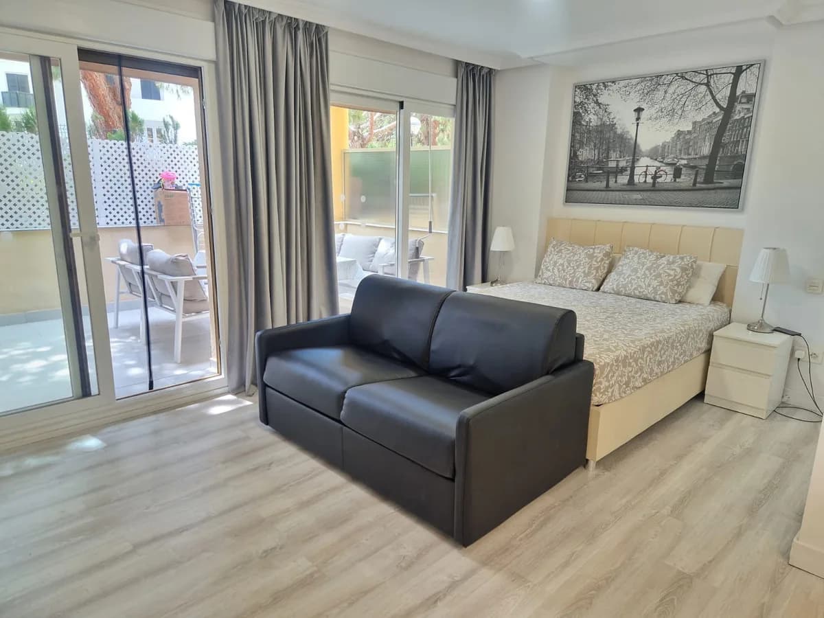1 Bedroom Ground Floor Apartment for Sale in Elviria, Málaga - Image 3