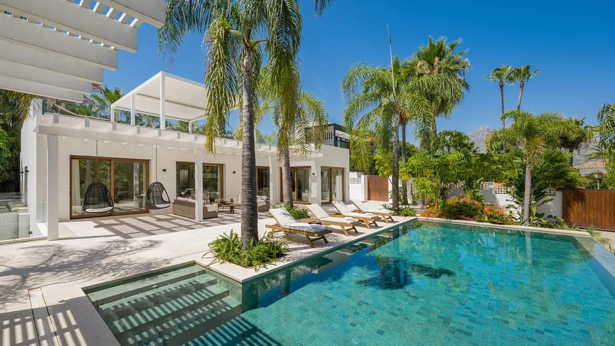 4 Bedroom Detached Villa for Sale in Las Brisas, Málaga - Image 2