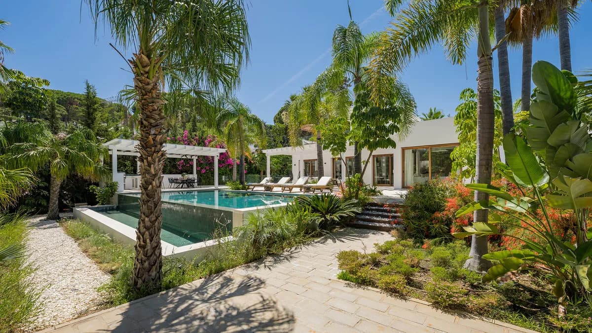 4 Bedroom Detached Villa for Sale in Las Brisas, Málaga - Image 3