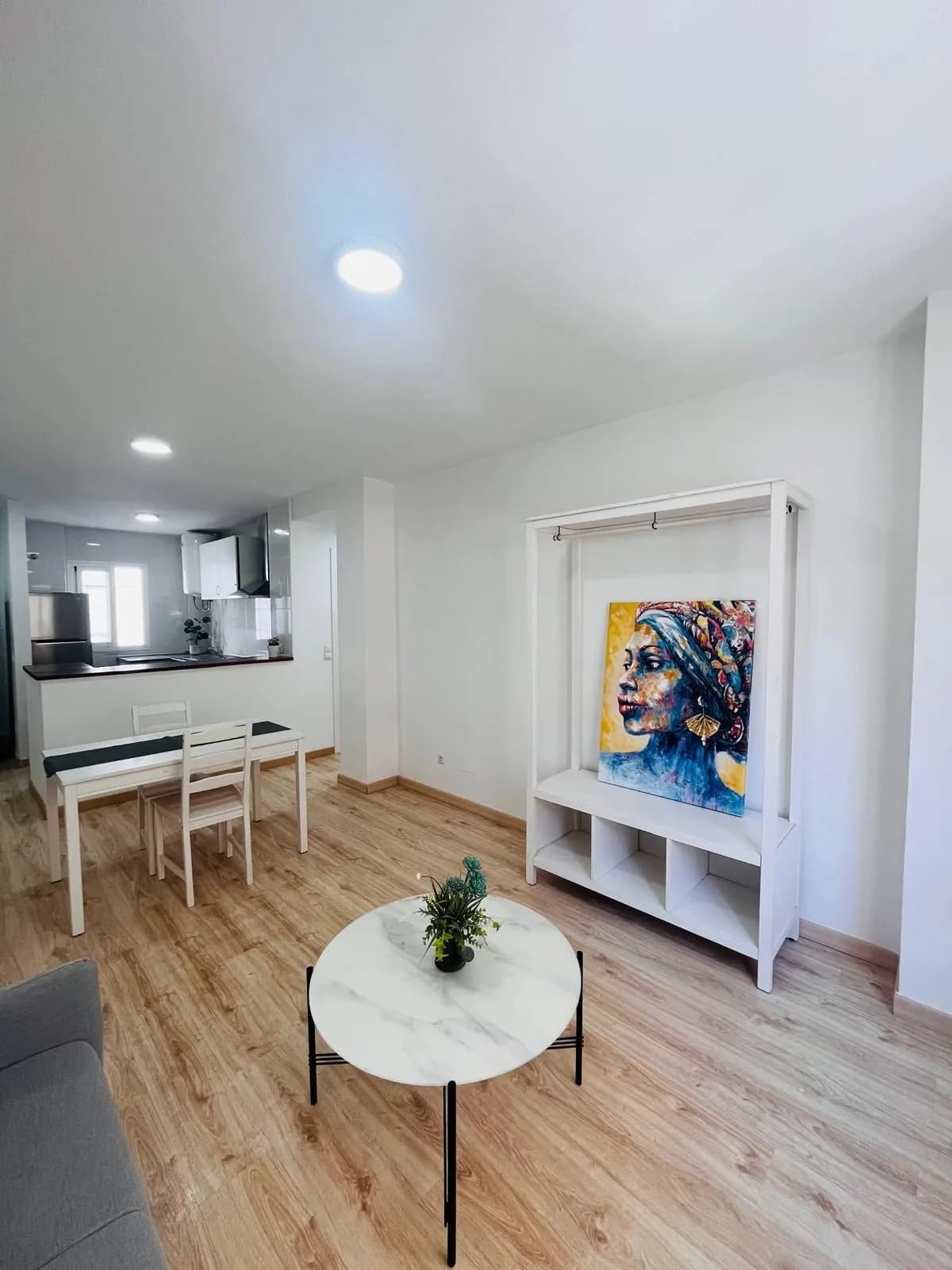 2 Bedroom Middle Floor Apartment for Sale in Suárez, Málaga - Image 2