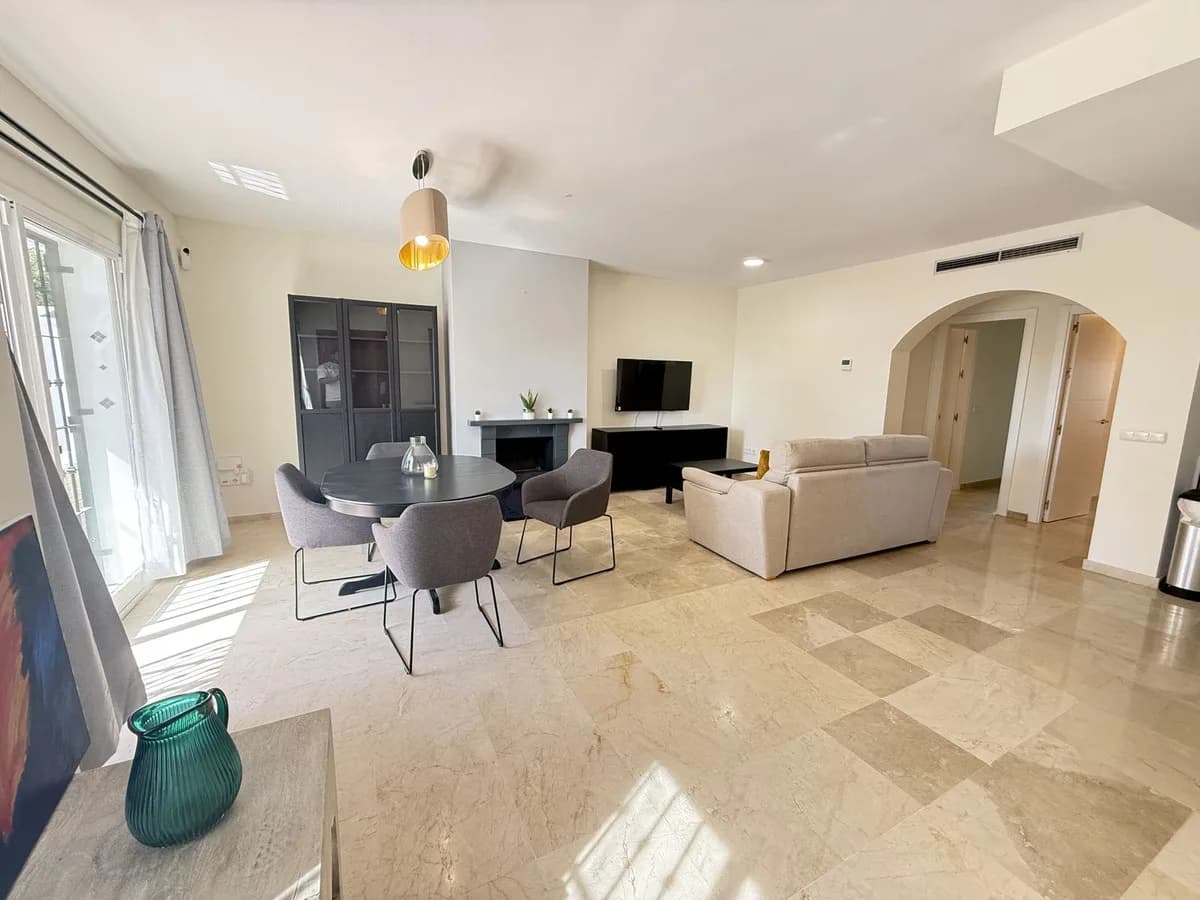 2 Bedroom Ground Floor Apartment for Sale in Aloha, Málaga