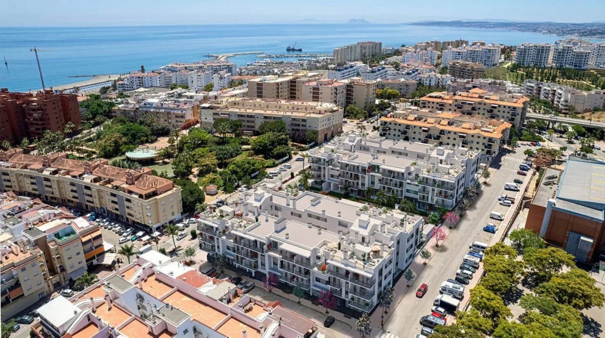 2 Bedroom Middle Floor Apartment for Sale in Estepona, Málaga - Image 2