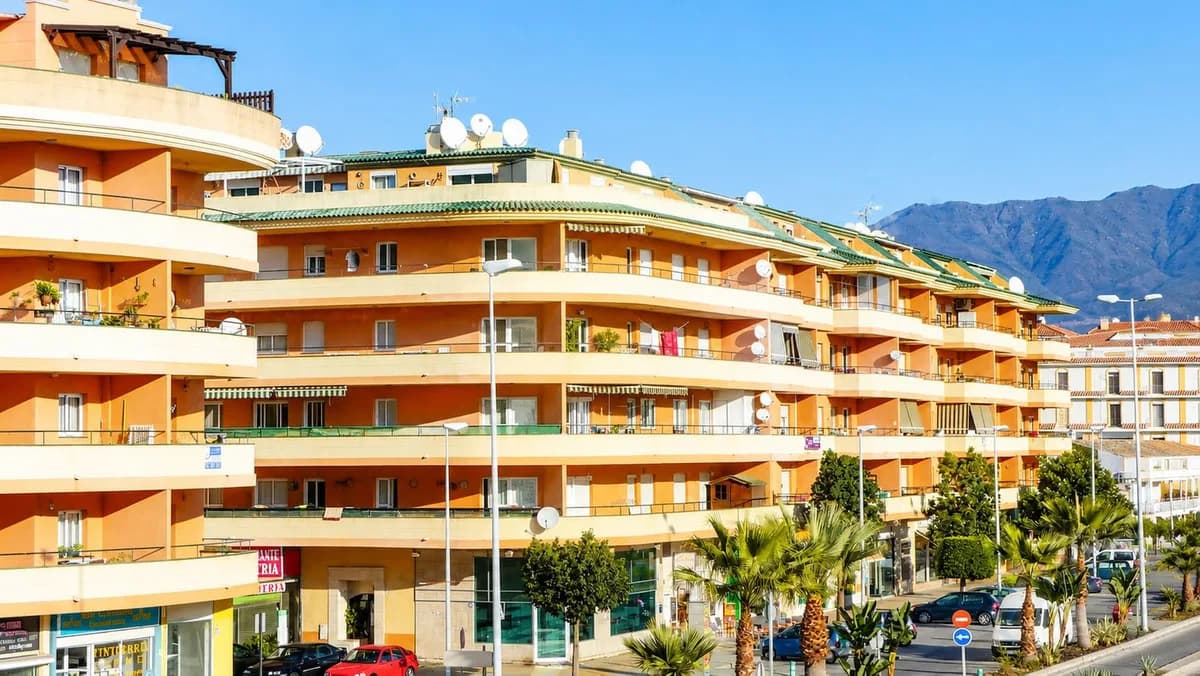 2 Bedroom Middle Floor Apartment for Sale in San Luis de Sabinillas, Málaga