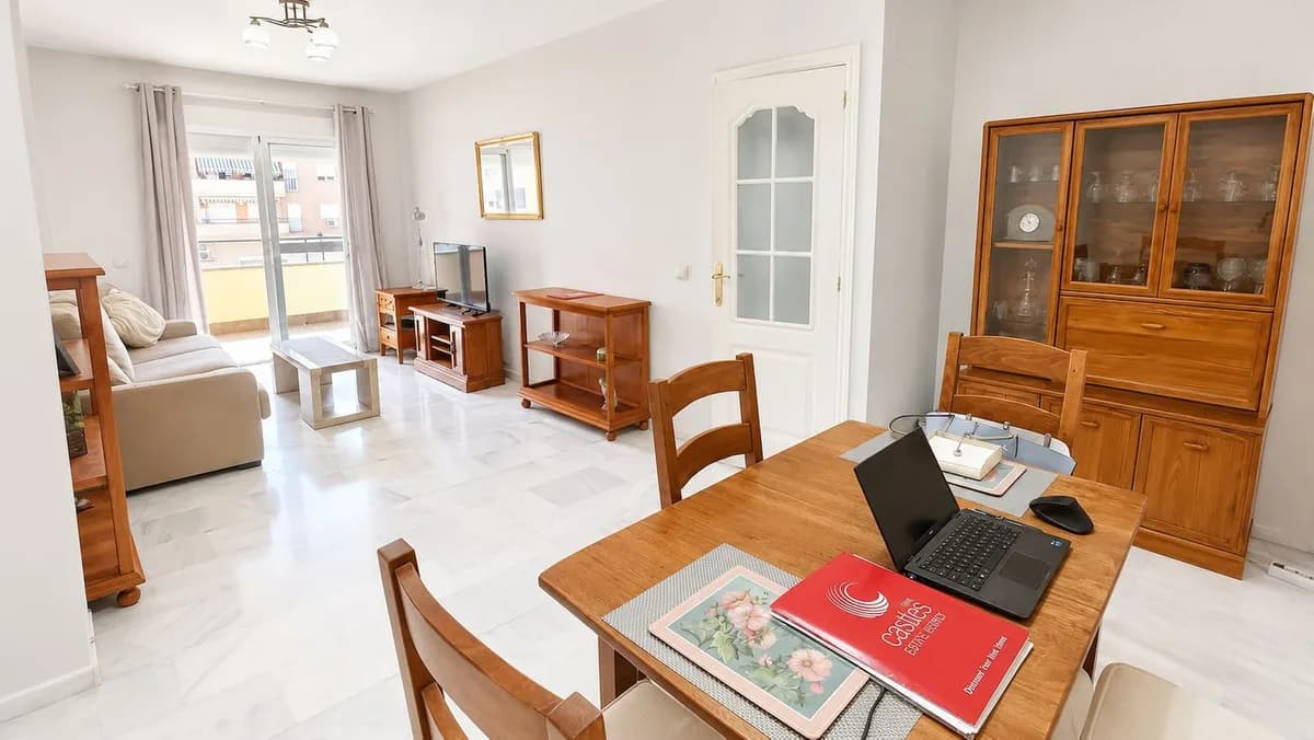 2 Bedroom Middle Floor Apartment for Sale in San Luis de Sabinillas, Málaga - Image 4