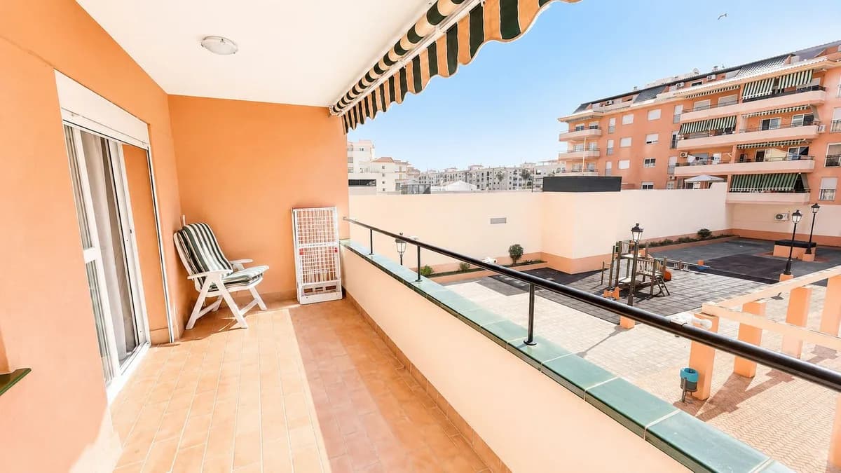 2 Bedroom Middle Floor Apartment for Sale in San Luis de Sabinillas, Málaga - Image 6
