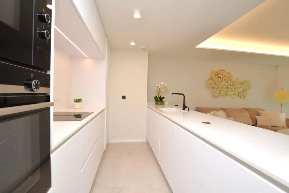 3 Bedroom Middle Floor Apartment for Sale in Marbella, Málaga - Image 6
