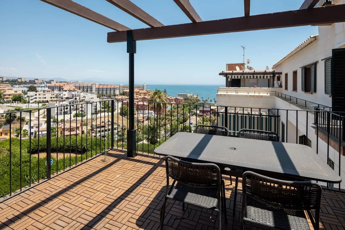 2 Bedroom Middle Floor Apartment for Sale in Benalmadena, Málaga