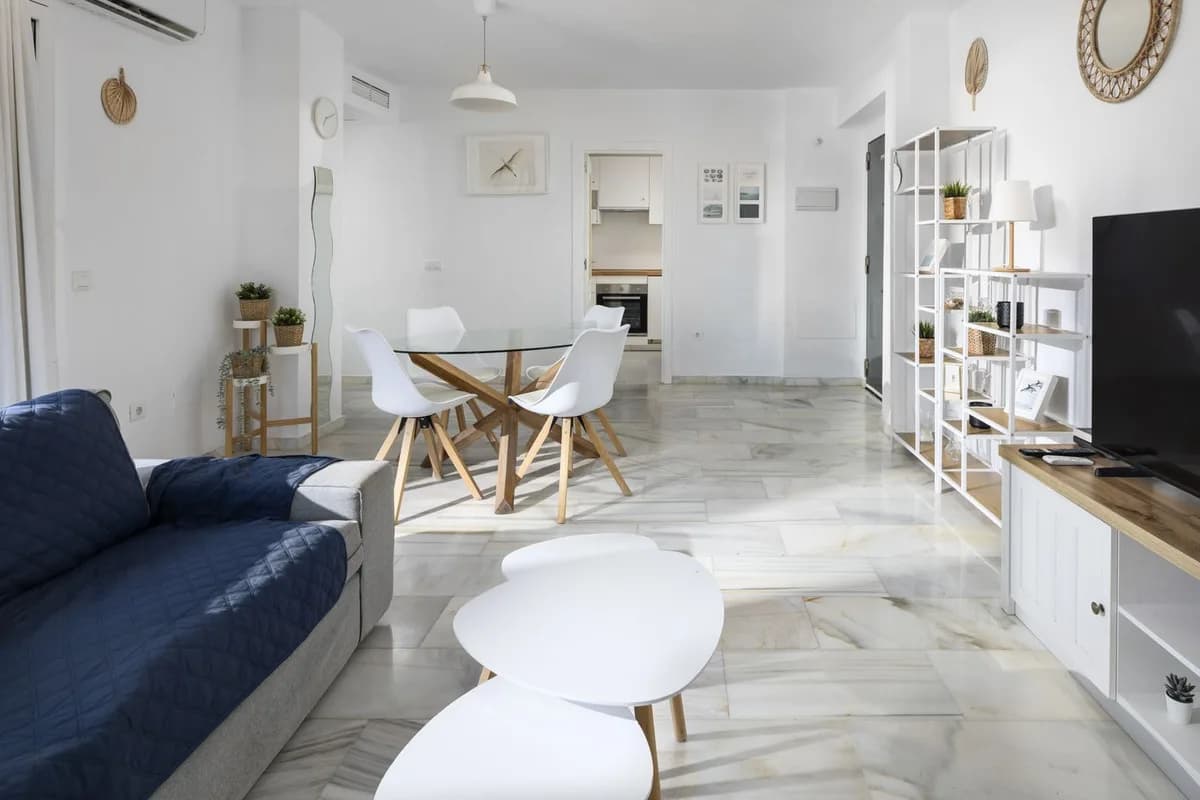 2 Bedroom Middle Floor Apartment for Sale in Benalmadena, Málaga - Image 2