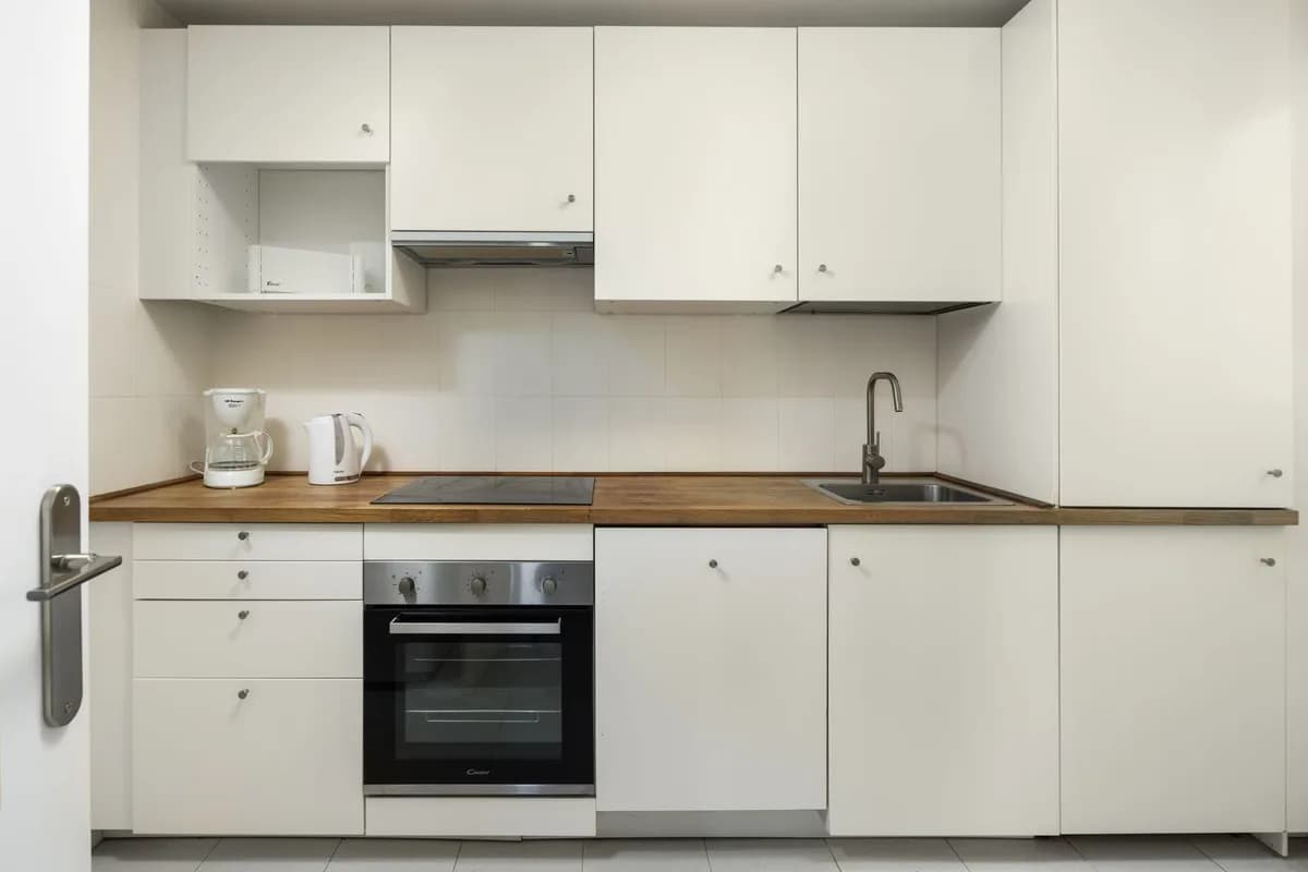 2 Bedroom Middle Floor Apartment for Sale in Benalmadena, Málaga - Image 3