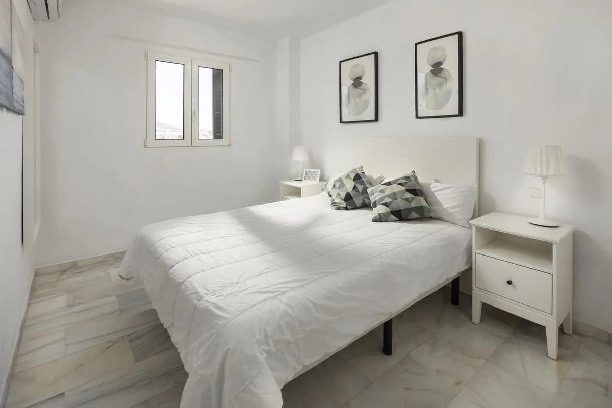 2 Bedroom Middle Floor Apartment for Sale in Benalmadena, Málaga - Image 4