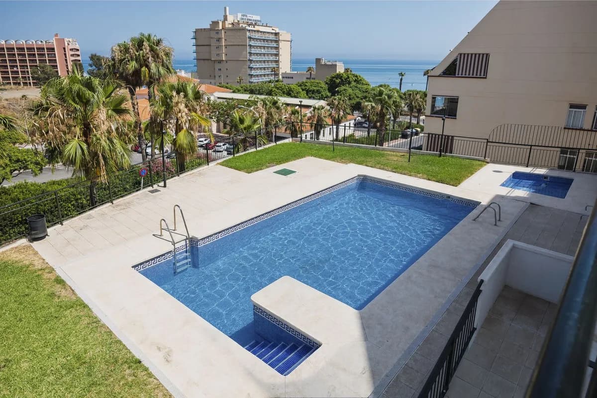 2 Bedroom Middle Floor Apartment for Sale in Benalmadena, Málaga - Image 5
