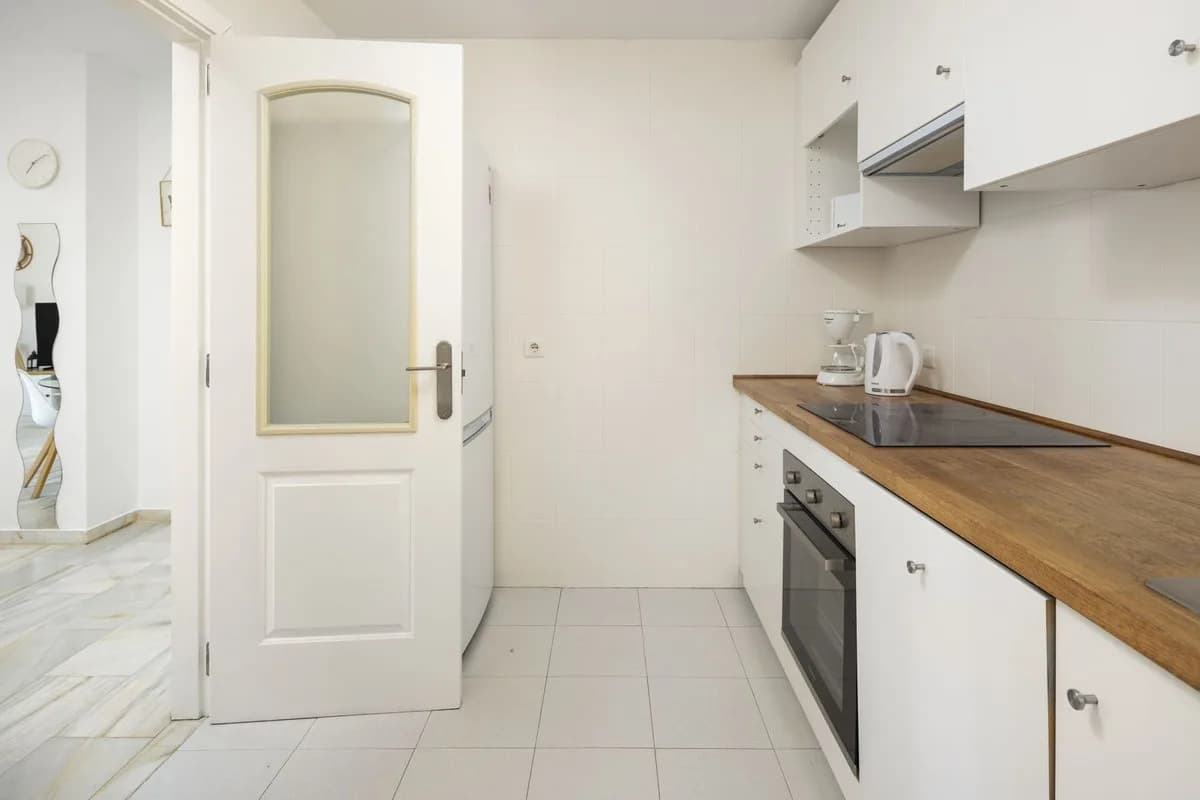 2 Bedroom Middle Floor Apartment for Sale in Benalmadena, Málaga - Image 7