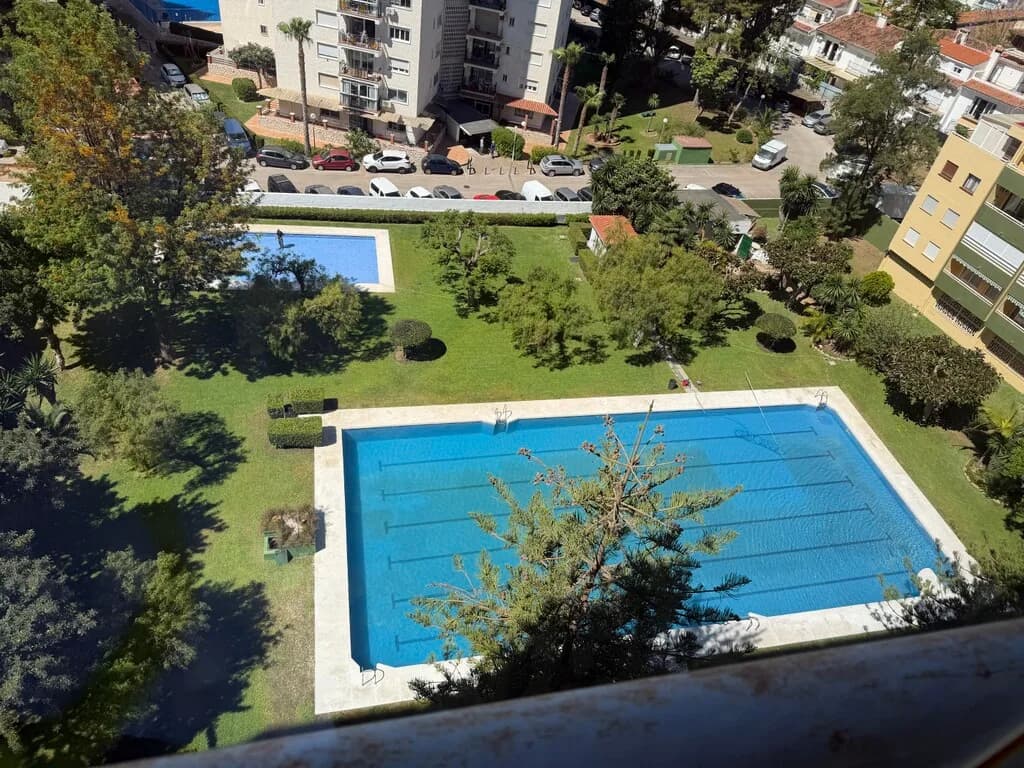 3 Bedroom Middle Floor Apartment for Sale in Los Boliches, Málaga - Image 2