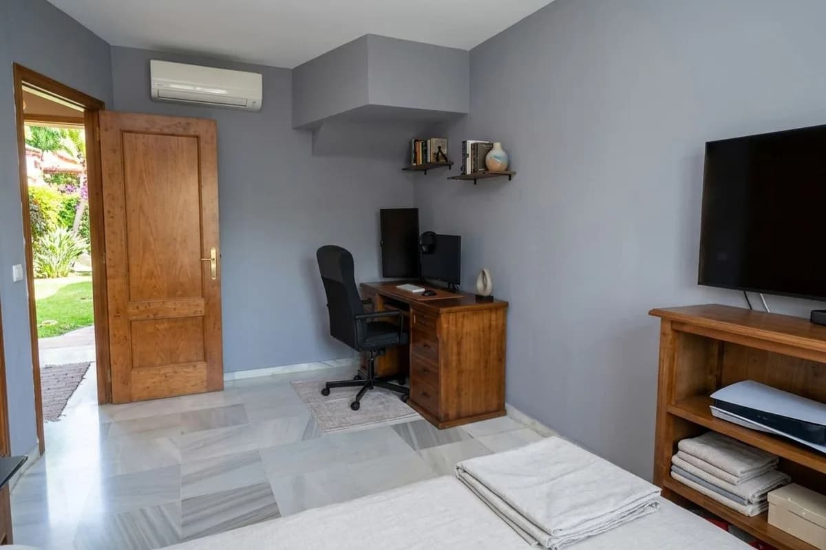 3 Bedroom Townhouse for Sale in Marbella, Málaga - Image 9