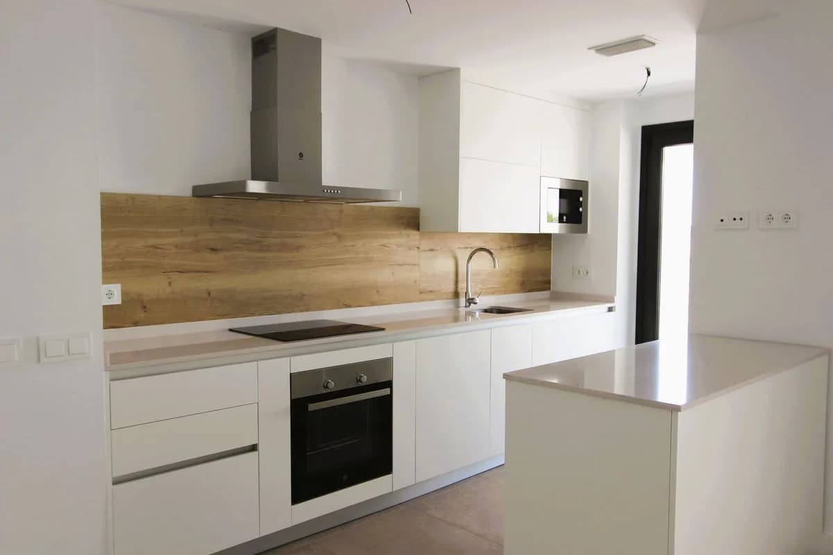 2 Bedroom Middle Floor Apartment for Sale in Estepona, Málaga - Image 4