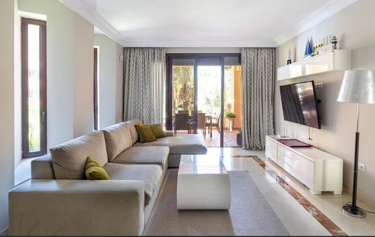 2 Bedroom Ground Floor Apartment for Sale in San Pedro de Alcántara, Málaga - Image 2